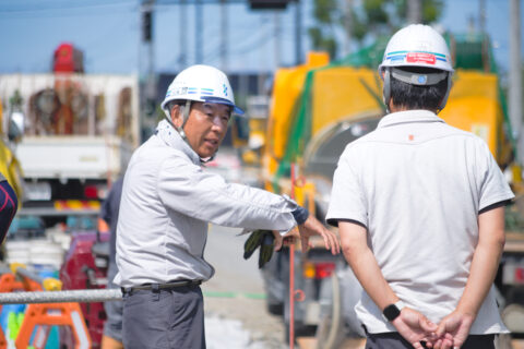 土木のお仕事～現場で打合せ中～